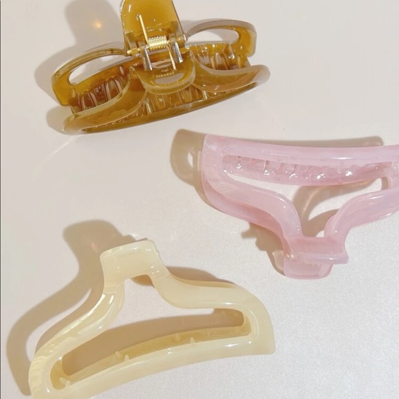 Neutral Hair Claws - Picture 2 of 2